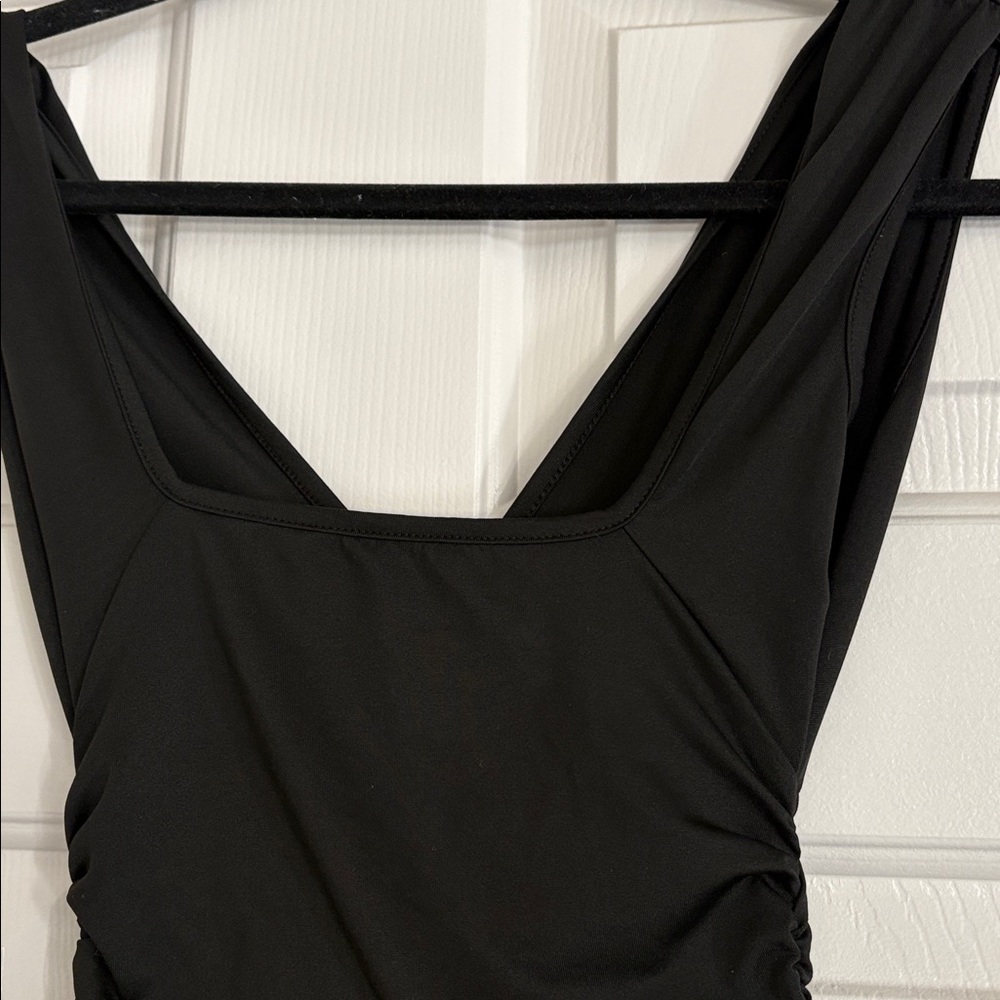 Elegant Black Evening Dress - Picture 4 of 8